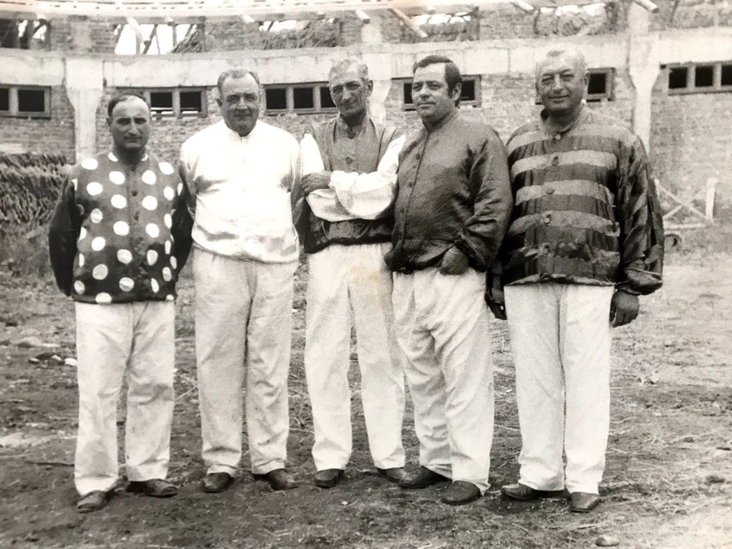 Mircea Ștefănescu, al doilea din dreapta. Colecția Jockey Club Român